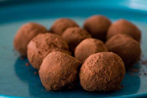 Hoe maak je chocolade truffels maken. Plaats de reep chocolade op een snijplank en snijd of breek het in vierkantjes.
