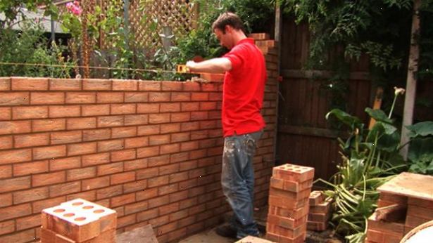 Hoe maak je een bakstenen muur bouwen. Bakstenen zijn vaak bedoeld om te worden gelegd als een fineer muur (betekenis tegen een andere muur, zoals op een huis), afhankelijk van de stijl waarmee ze worden gelegd (engels bond versus europese / gemeenschappelijke band).