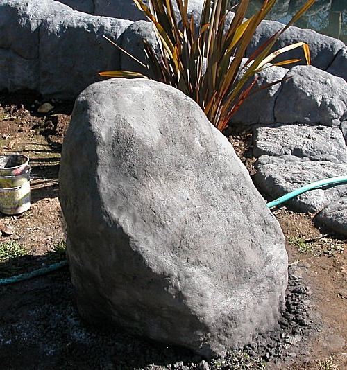 Hoe je nep rotsen maken met beton. Bouw een formulier - U moet een formulier gebruiken om uw kunstmatige rots te bouwen omdat beton is erg zwaar.