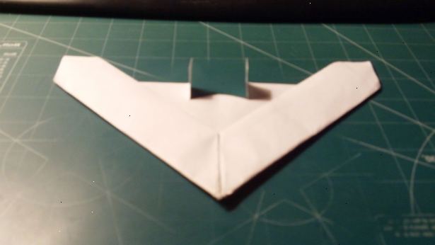 Hoe maak je een delta vleugel papieren vliegtuig te maken. Kreuk het papier om het centrum te vinden.