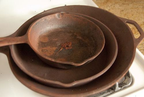 Hoe te verwijderen van roest op een gietijzeren koekenpan. Spoel de pan met warm water.