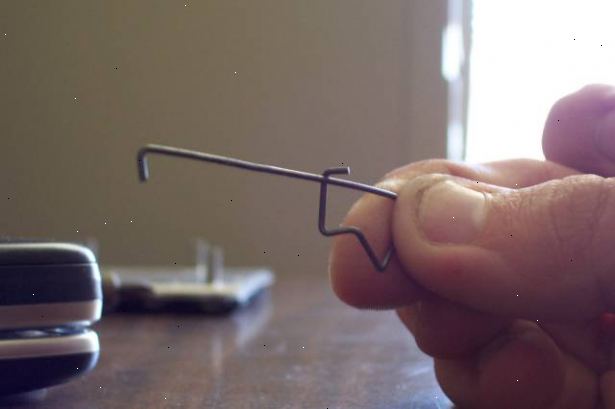 Hoe maak je een slot met behulp van een paperclip pick. Open uw eerste jumbo paperclip in uw slotoogst.