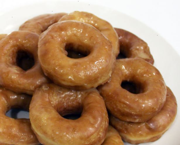 Hoe te Krispy Kreme donuts maken. Meng het warme water met de gist in een mengkom.
