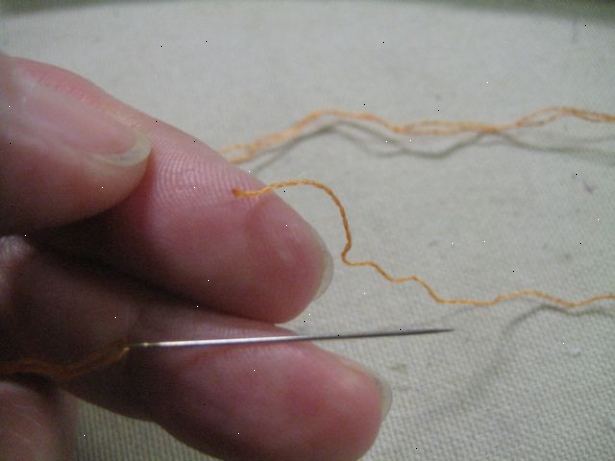 Hoe maak je een naald in te rijgen en een knoop. Kies de juiste naald voor uw draad.