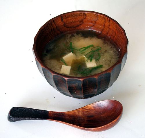 Hoe maak je miso soep te maken. Smelt de miso door deze in een kopje en giet er een beetje van dashi op om het te smelten.