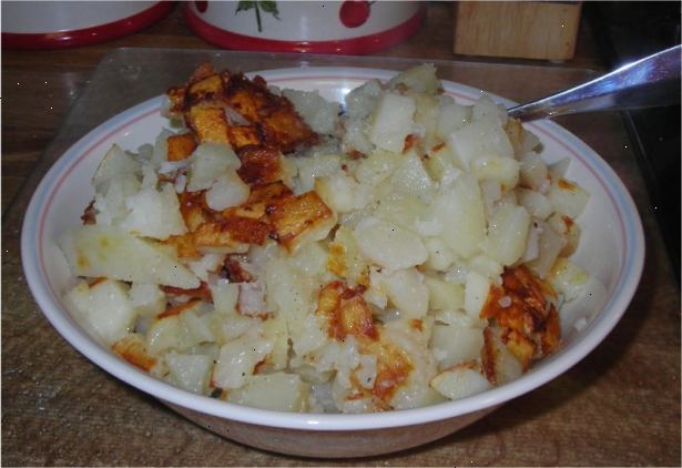Hoe je gebakken aardappelen maken. Snijd de aardappel in de helft of in vieren.