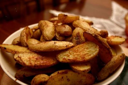 Hoe te potato wedges maken. Snijd elke aardappel in de helft.