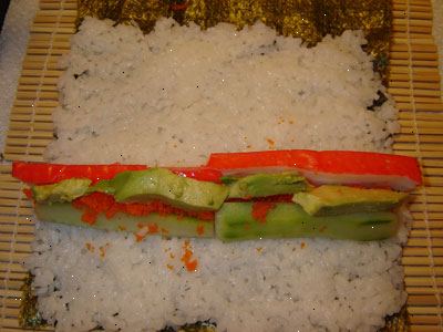 Hoe maak je sushi maken. Selecteer 2 soorten groenten (komkommer en wortelen) en een vis (bijvoorbeeld kunstmatige gekookte krab).