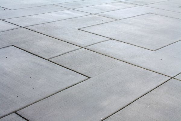 Hoe je beton af. Level beton als je giet met een dekvloer board (een straight 2x4 ongeveer 1 meter.