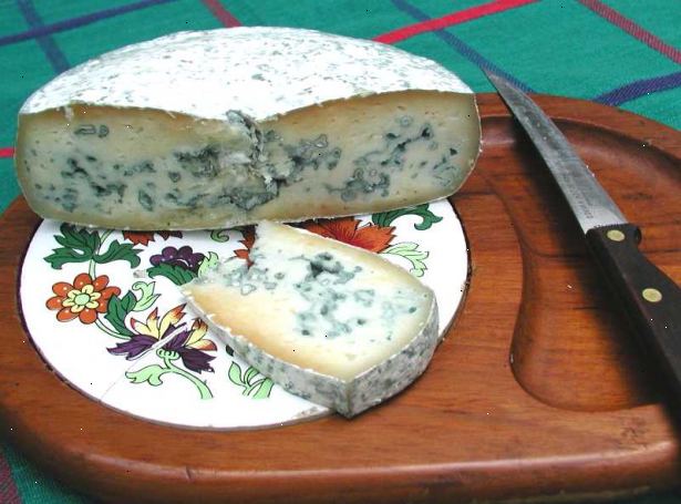 Hoe maak je blauwe kaas maken. Beginnen met koud afgetapt wrongel van Farmer&#39;s kaas gemaakt van twee liter melk, uitgelekt in de koelkast.