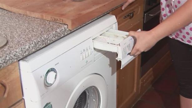 Hoe de binnenkant van een wasmachine schoon. Vul de machine met heet water.