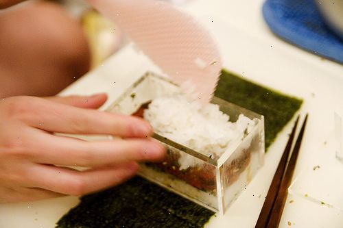 Hoe maak je een spam musubi maken. Vooraf Spoel de rijst.