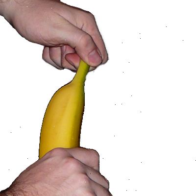 Hoe te schillen een banaan. Knijpen of duw gewoon op het puntje (voorzichtig) aan de huid (of gebruik je nagel) scheuren.