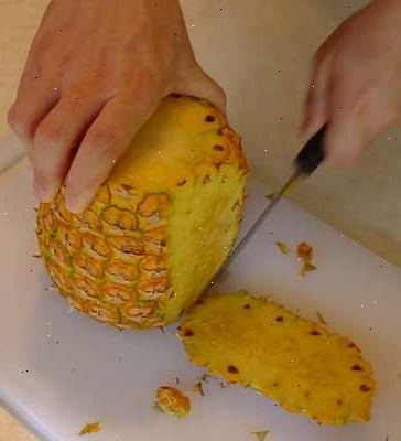Hoe maak je een ananas snijden. Kies een goede kwaliteit ananas.