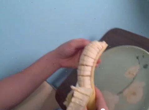 Hoe maak je een banaan snijden voordat het wordt gepeld. Stealthily beveiligen een banaan die klaar is om te eten.