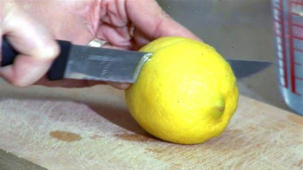 Hoe maak je een magnetron schoon met een citroen. Meng citroensap met water.