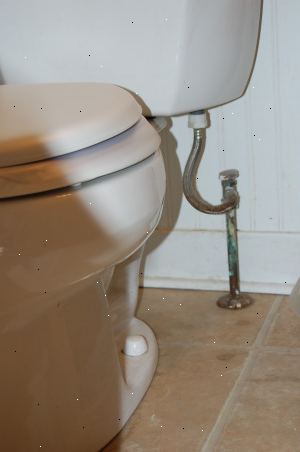 Hoe je de watertoevoer wenden tot een toilet. Kijk voor een kraan / tap op de pijp die leidt naar uw wc-stortbak / tank.