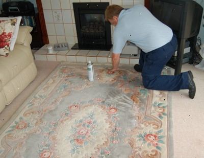 Hoe maak je een tapijt schoon te maken. De beste manier om uw gebied tapijt op zoek zijn best is een keer per maand te spiegelen ondersteboven en stofzuigen van de achterkant van het tapijt.