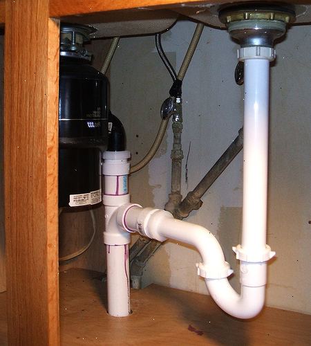 Hoe te waterstroom te herstellen naar een verstopte keuken afvoer. Beseffen dat wanneer het water loopt niet door uw afvoer, is het omdat er een heleboel rommel en afval verstopt in een van de leidingen.