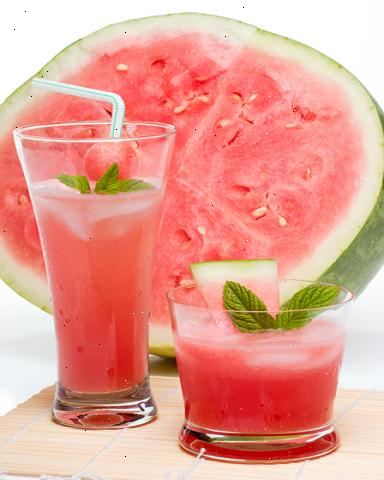 Hoe te watermeloen sap maken. Plaats uw watermeloen op een snijplank.
