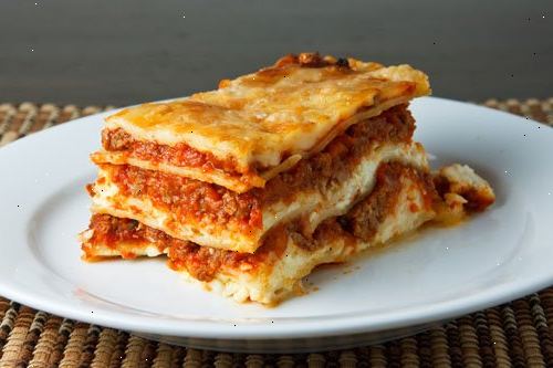 Hoe te lasagne koken. Kook noedels genoeg om 4 lagen te maken in een 9x12 pan.