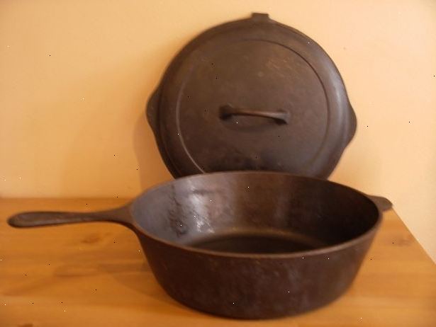 Hoe kunt u uw gietijzeren koekenpan of pot schoon te maken na dagelijks gebruik. Zet de pan terug op het vuur en giet het overtollige vet met uitzondering van ongeveer 2 eetlepels (30 ml).