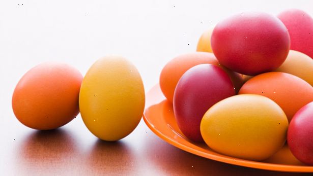 Hoe te vertellen als eieren zijn rauw of hardgekookte. Leg het ei op zijn kant op een glad, hard oppervlak, zoals een snijplank in de keuken gootsteen.
