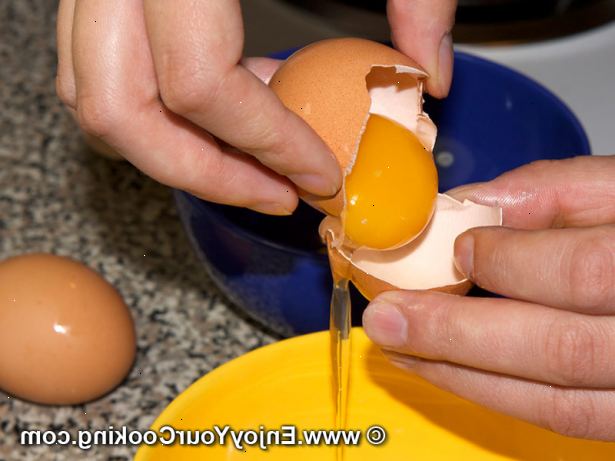 Hoe je een ei scheiden. Koop verse eieren als je kunt.