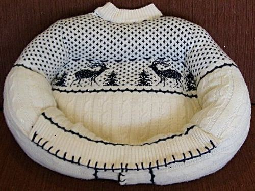 Hoe maak je een kat bed op te maken uit een oude trui. Bevestig de huls naar de top van de opgerolde trui rand met een zweep steek of een festonsteek.