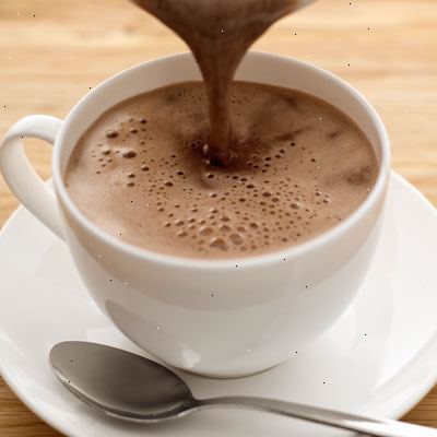 Hoe maak je warme chocolademelk maken. Warmte 6 gram (3/4 kopje) water of melk van uw keuze in een ketel (dit recept serveert een persoon).