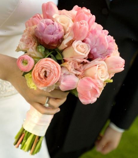Hoe maak je een hand te maken gebonden bruidsboeket. Kies geschikte materialen - U zult bloemen nodig hebt met vrij lange stengels, zoals rozen, irissen, anjers, alstroemeria, freesia, singapore orchideeën en lisianthus.