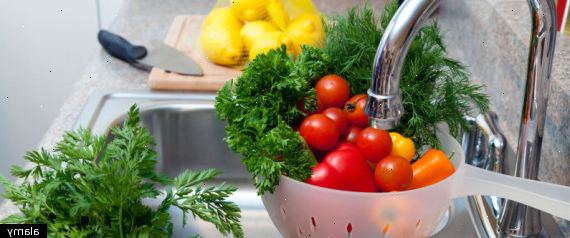 Hoe te wassen groenten en fruit. Neem al het fruit / groenten die je nodig hebt om te wassen en leg ze op een teller in de buurt van een wastafel.