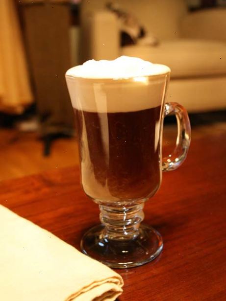 Hoe je Ierse koffie maken. Giet een maat voor de in het glas.