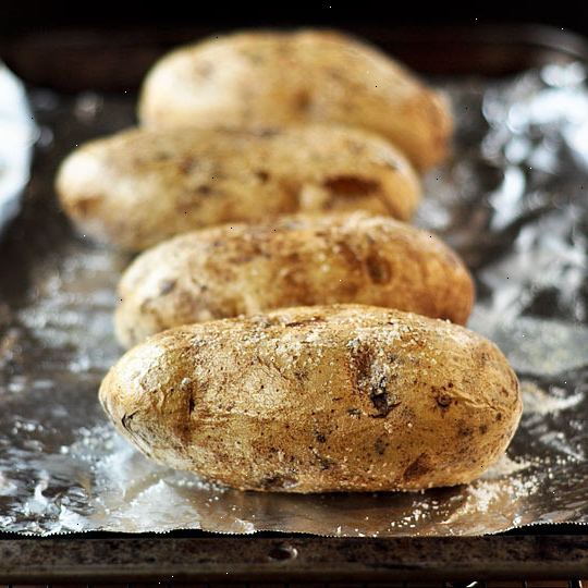 Hoe je aardappelen te bakken. Scrub aardappelen en spoel goed met koud water.