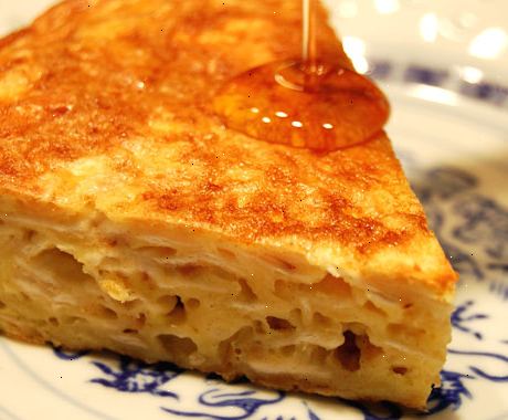 Hoe te matzoh brei maken. Bak in boter, olie, margarine of vet in een koekenpan op een laag vuur.