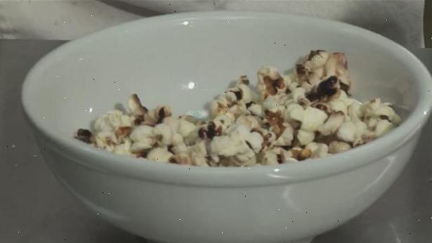 Hoe maak je popcorn maken in een pan. Koop een zak met droge korrels maïs.