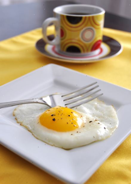 Hoe te zonnige kant maken eieren. Voeg de boter, reuzel / spek vet of olie in de koekenpan.
