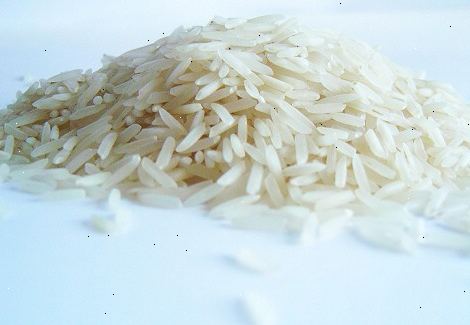 Hoe te gestoomde rijst maken. Vergeet niet dat de meting te maken van gestoomde rijst is "een deel rijst, twee delen vloeistof".