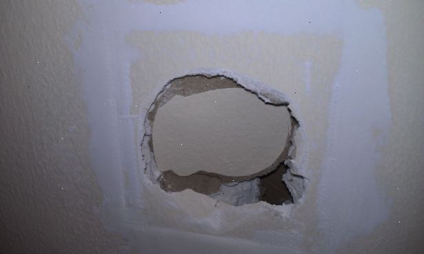Hoe maak je een gat vast in een muur. Muren kunnen verschillende soorten problemen hebben, van pin gaten en scheuren tot grote break outs, om textuur die u niet wilt.