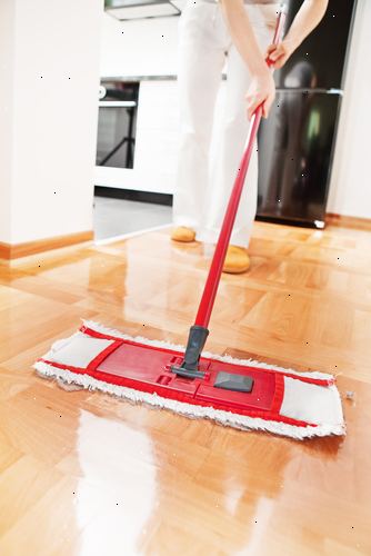 Hoe maak je een vloer dweilen. Plaats de reiniger van uw keuze in de emmer en vul met voldoende warm water op het hoofd van de mop volledig te bedekken.