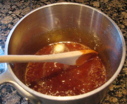 Hoe te karamelsaus maken. Verzamel uw ingrediënten.