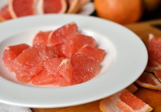 Hoe maak je een grapefruit knippen. Bescherm de teller met een groot bord of snijplank.