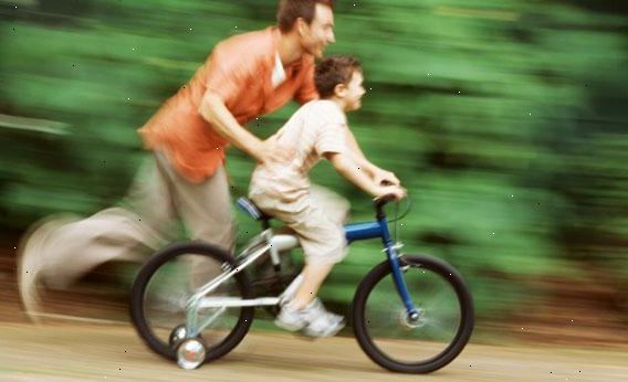 Hoe een kind te leren om een fiets te rijden. Stimuleer je kind om zijn of haar fiets te rijden.