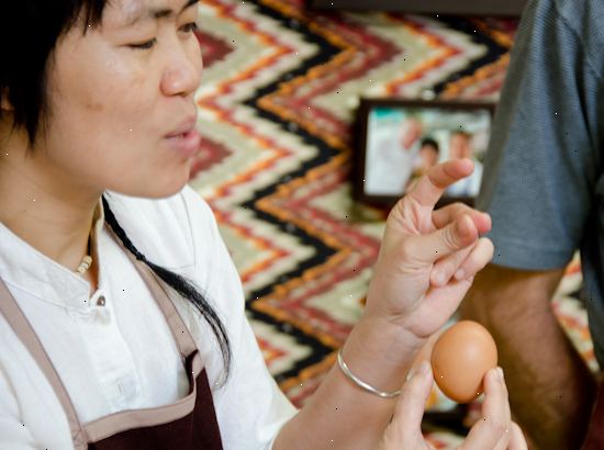 Hoe je een ei te breken met een hand. Pick-up een ei en houd het met alle vingers.