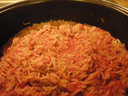Hoe maak je Spaanse rijst maken. Monteer de ingrediënten en verwarm de olie in een hete koekenpan.