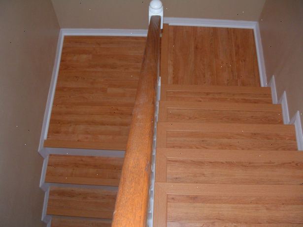 Hoe te laminaatvloer te installeren op trappen. Knip uw laminaatvloer te meten, in gedachten houden dat je niet zal hebben om een uitbreiding perimeter verlaten.