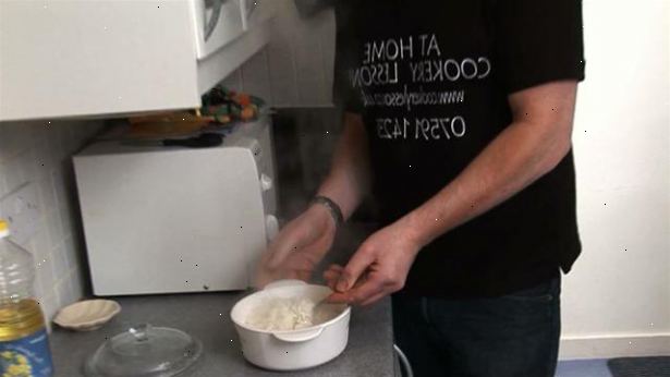 Hoe je rijst koken in een magnetron. Vóór het koken, eventueel afspoelen of genieten van de rijst.