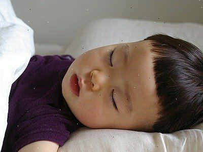 Hoe kunt u uw twee jaar oude te huilen te stoppen en gaan om alleen te slapen. Vermijd de "schreeuw-het-uit"-techniek.
