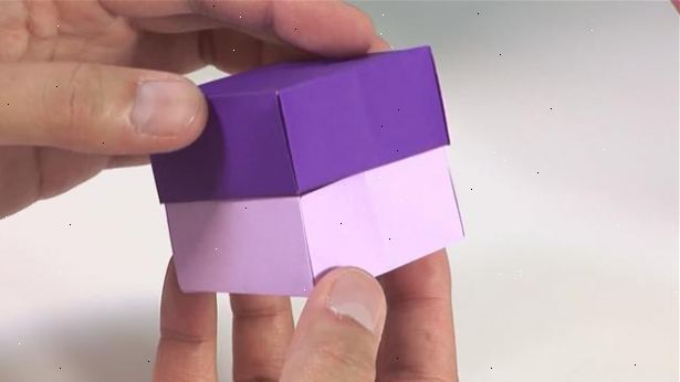 Hoe maak je een papieren doosje vouwen. Beginnen met een stukje vierkant papier.