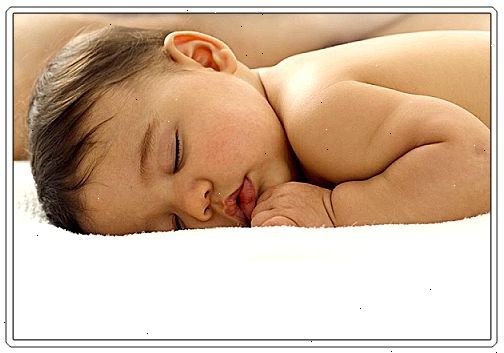 Hoe je een baby te laten slapen. Geef de baby wat tijd om te spelen en ontspannen voordat hij of zij gaat slapen.